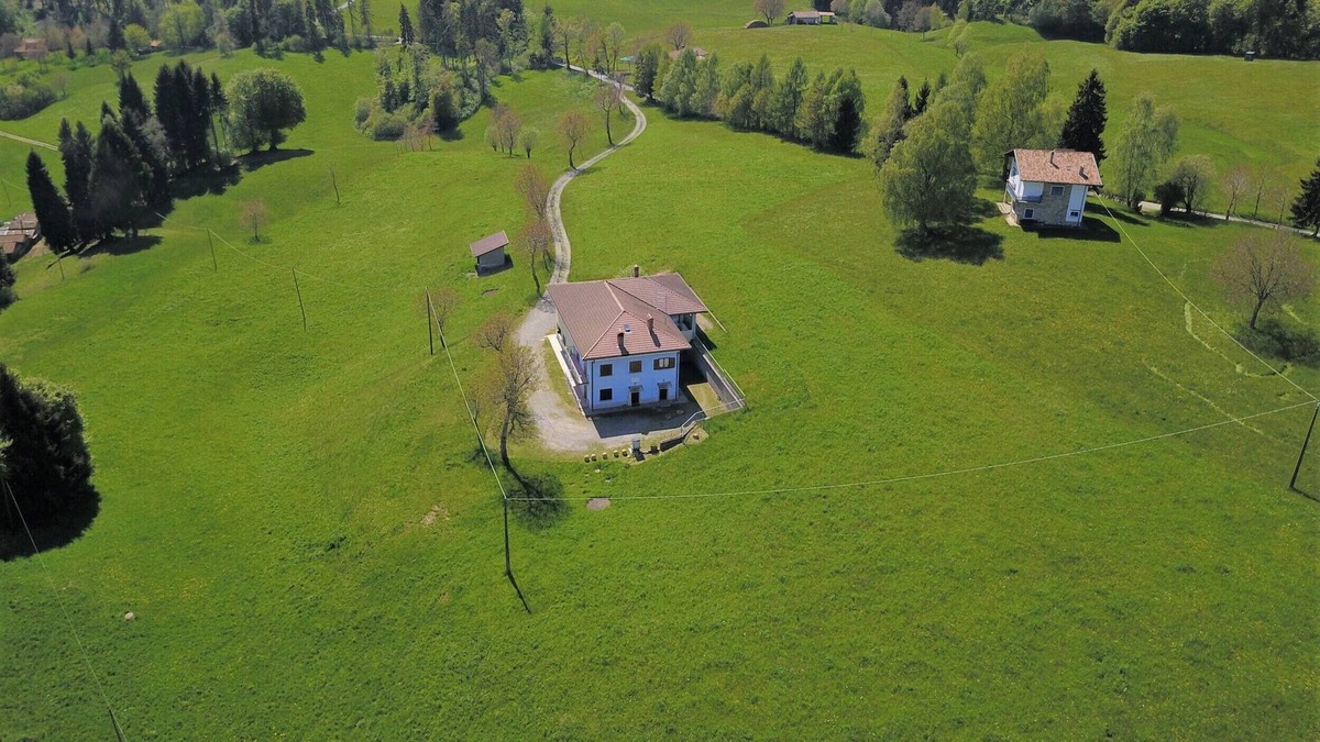 Lovere Apartment | between woods and meadows