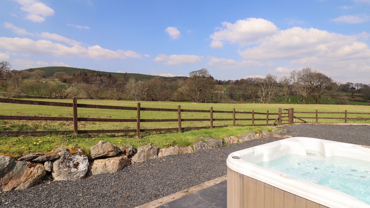 Llanuwchllyn Cottage | BEUDY BACH BARN, family friendly, with hot tub in Llanuwchllyn