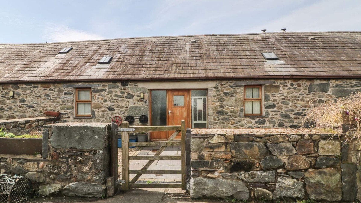 Brynrefail Cottage | BEUDY MAWR, pet friendly, character holiday cottage in Y Felinheli