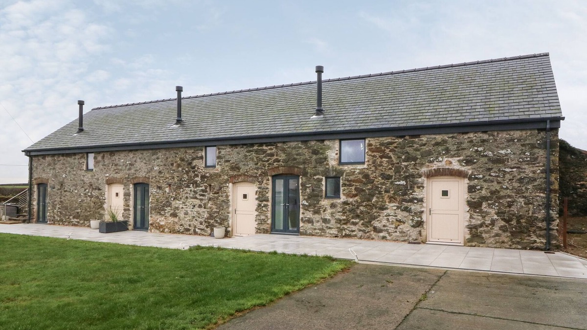 Ty Croes Cottage | BEUDY, pet friendly, with hot tub in Llangefni