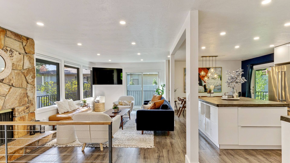 Sandy House | BeUTAHful Retreat Views, HotTub, King Beds, Cozy, Close Skiing, Amenities, Games