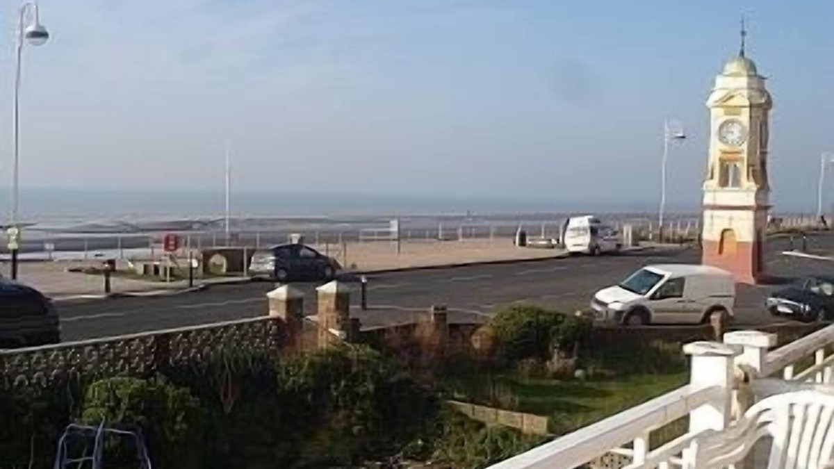Bexhill-on-Sea Apartment | Bexhill-on-sea Seafront Holiday Apartment close to all local amenities
