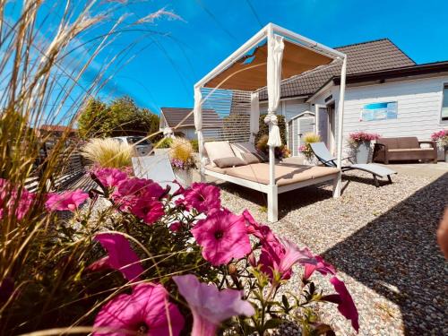 Rewal Cabin | Biale Domki Paula Rewal - Domki z klimatyzacja, w obiekcie Jacuzzi i darmowe Wifi!