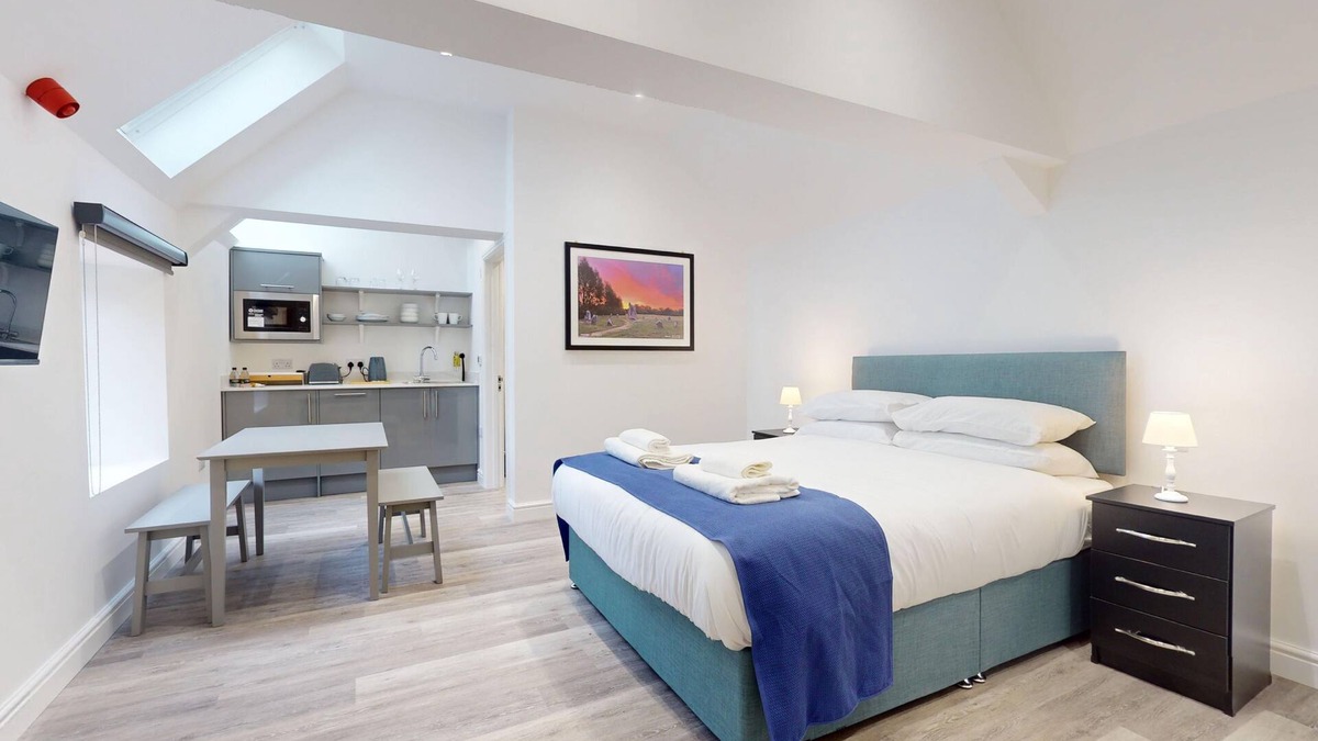 Bicester Apartment | Bicester Court Lodge The Lodge Room | Bicester Holiday Let | 1 Bed & Sleeps 2
