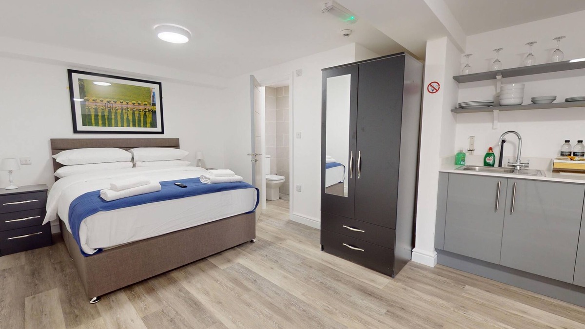 Bicester Apartment | Bicester Court Lodge The Village Room | Bicester Holiday Let | 1 Beds & Sleeps 2