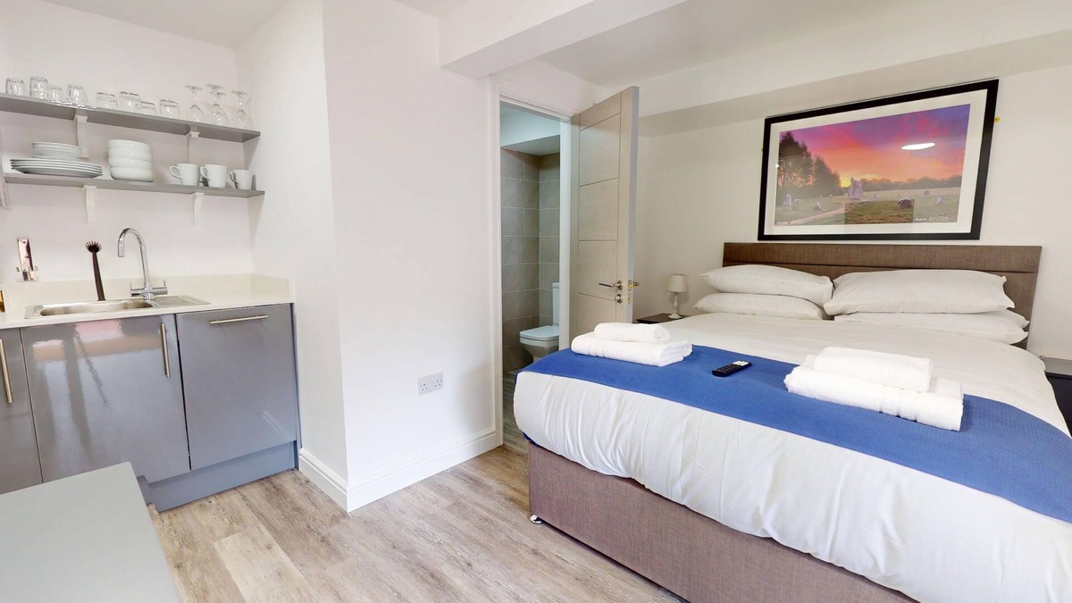 Bicester Apartment | Bicester Court Lodge The Langford Room | Bicester Holiday Let | 1 Beds & Sleeps 2