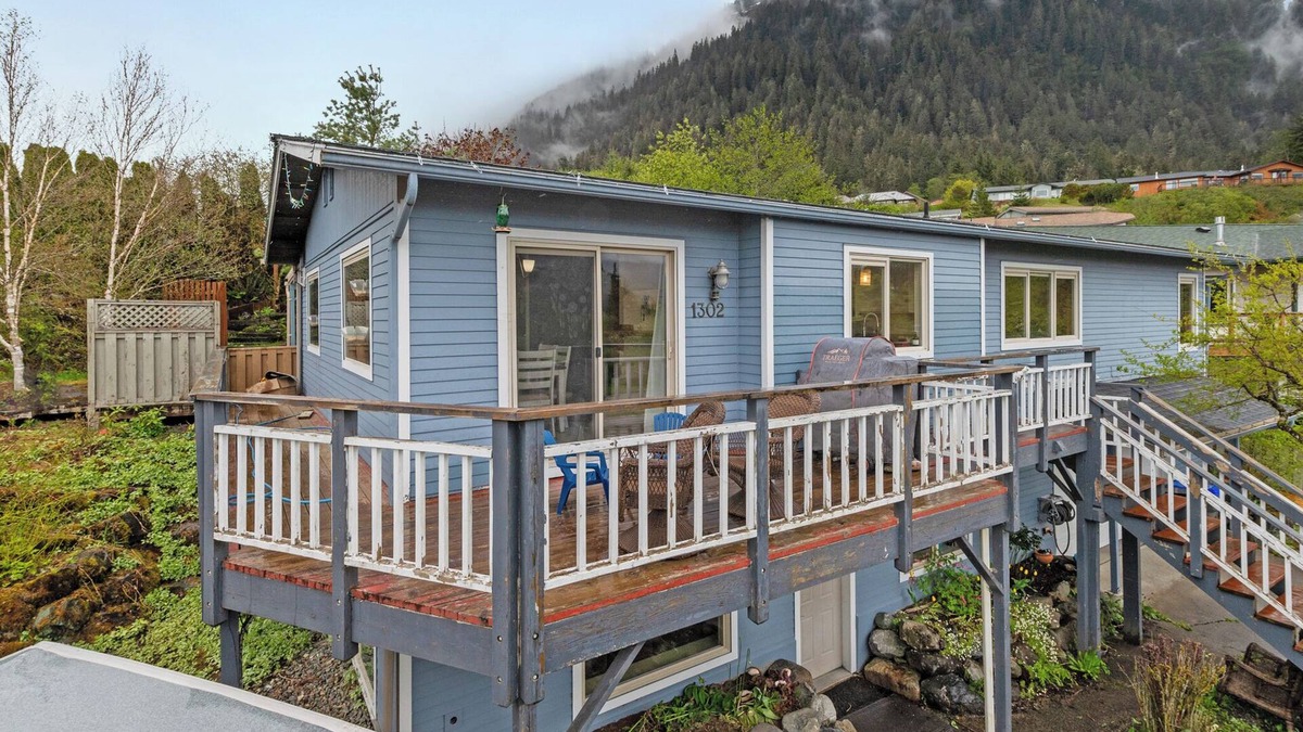 Salmon Creek House | Big beautiful house with lots of room and amazing mountain and ocean views!
