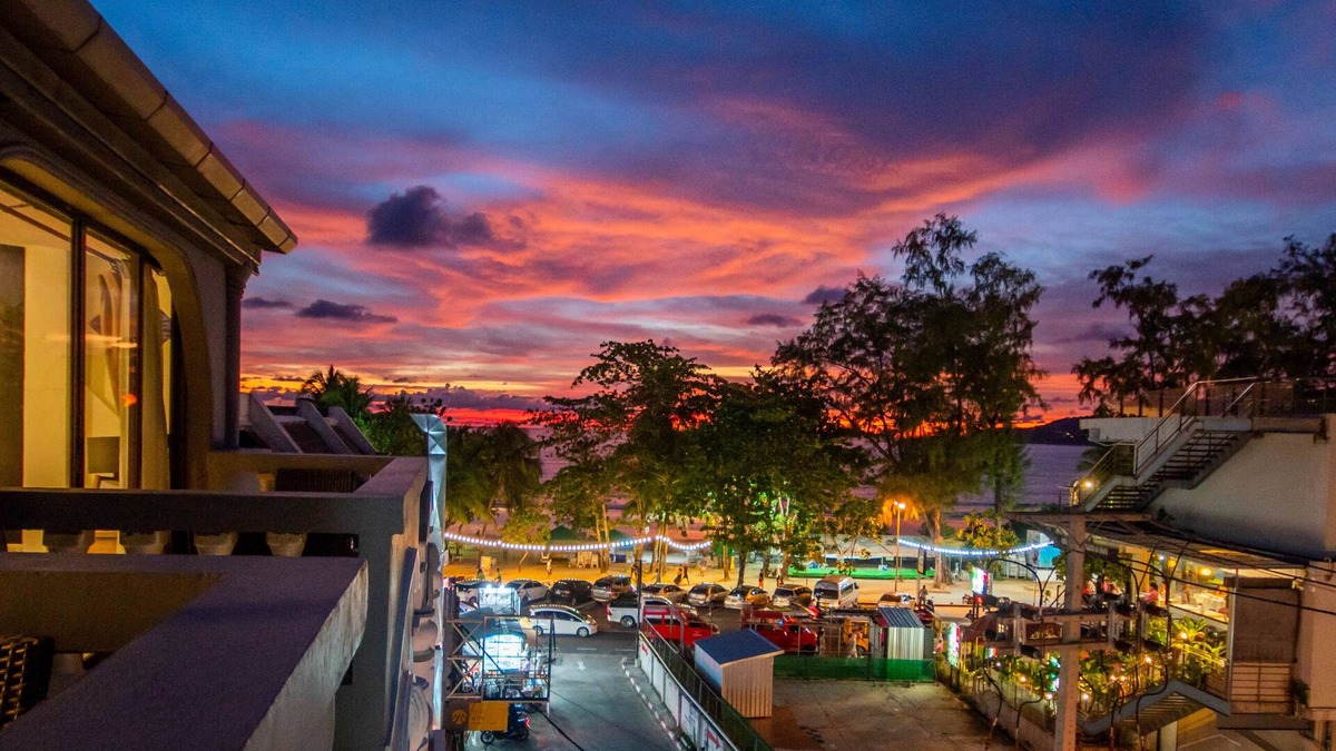 Patong Hotel | Big Boys' Bed & Burger