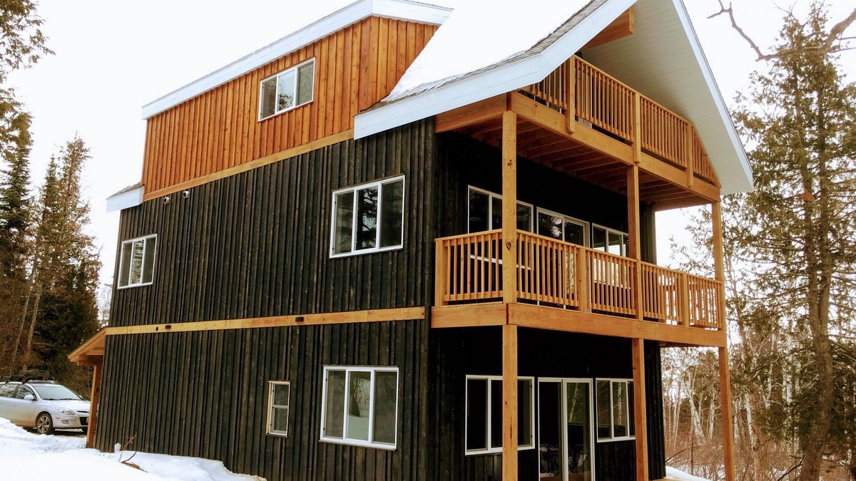 Lutsen House | Big Cedar House: Quiet Trees, Golf, Winery, 1 mile to ski, Firepit. EV charger