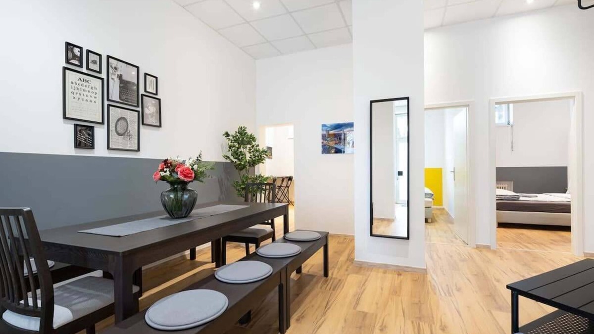 Neuhausen Apartment | Big Central Apartment near Rotkreuzplatz with 3 BR for 12 PAX