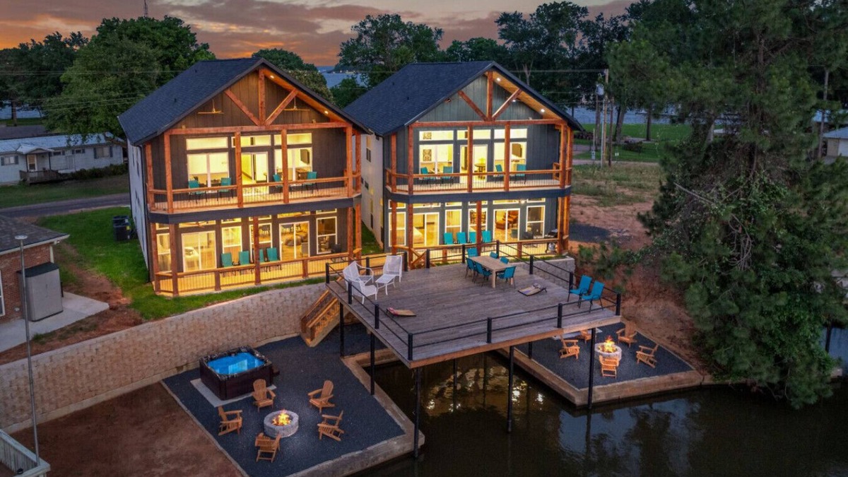 Cedar Creek Reservoir House | Big Group Retreat on Cedar Creek Canal 36 Guests