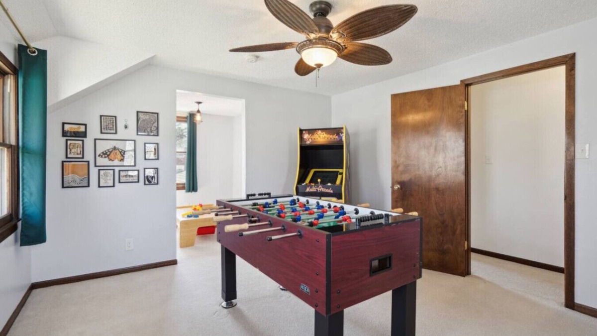 Des Moines Apartment | Big Groups~Game Room~5Bedroom~Kids Toys~Office
