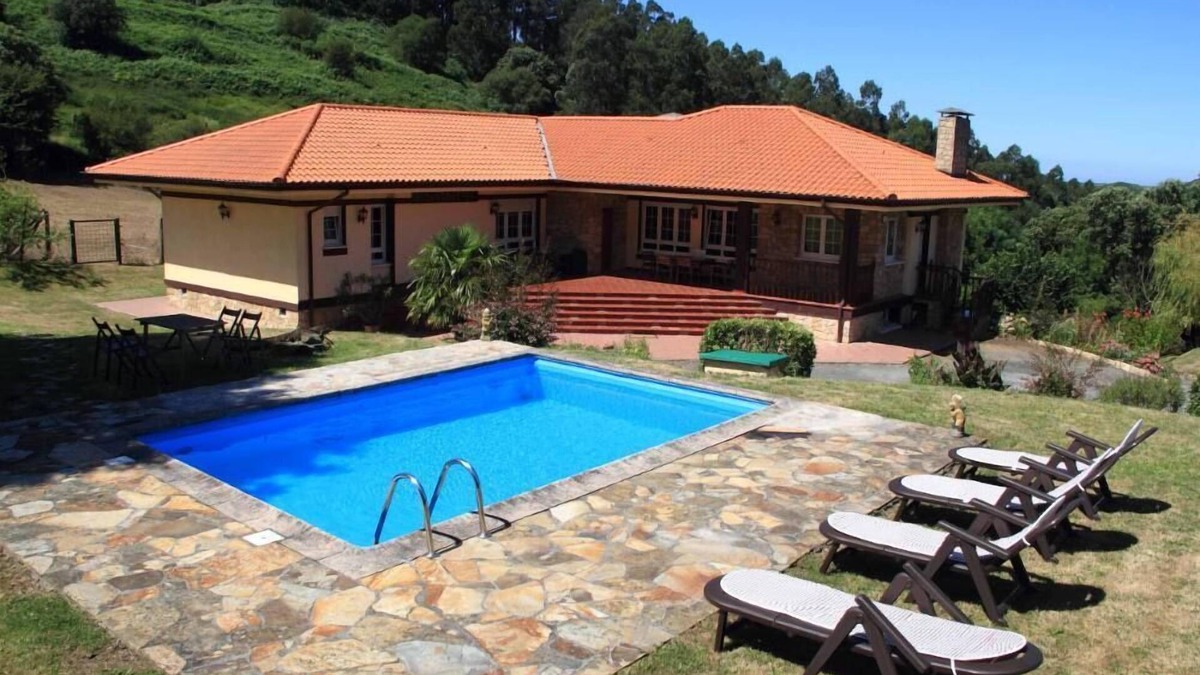 Berango House | big house on a plot of 5000m2, 4 km from the beach for 16-18 people