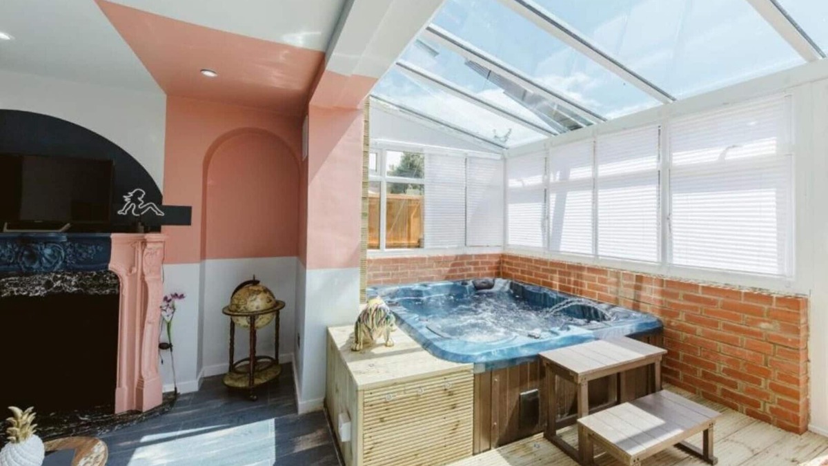 Shadwell Villa | Big House with En-suites a Big garden and Hot-tub near TOWER BRIDGE