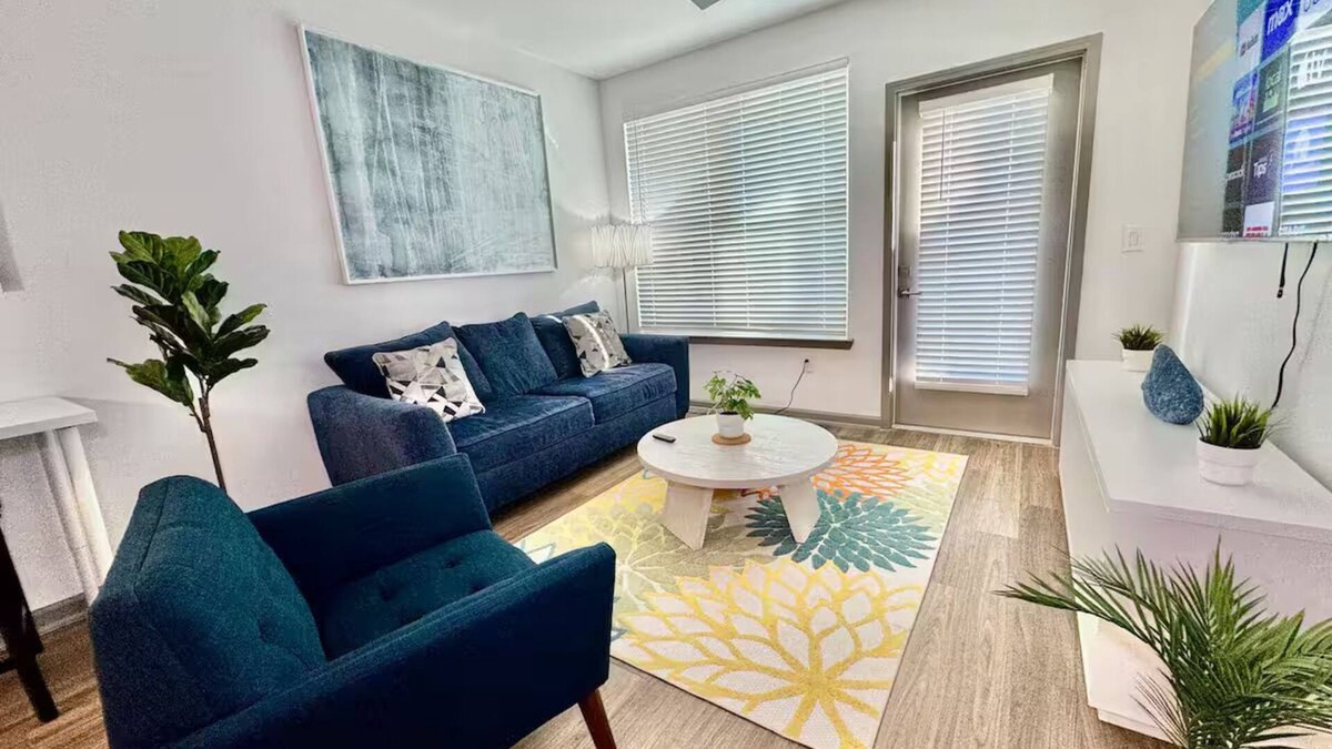 Southside Apartment | Big Lux King Bed Balcony Pool Gym Southside I95