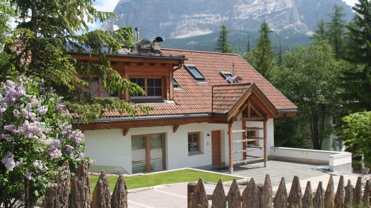 La Villa Ski Chalet | Big, open plan, family friendly chalet near to walks, cycling & local amenities