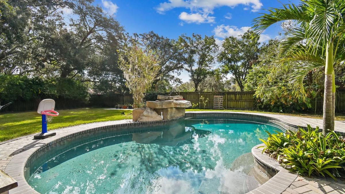 East County Civic Group House | Big Pool, Yard & Pet friendly