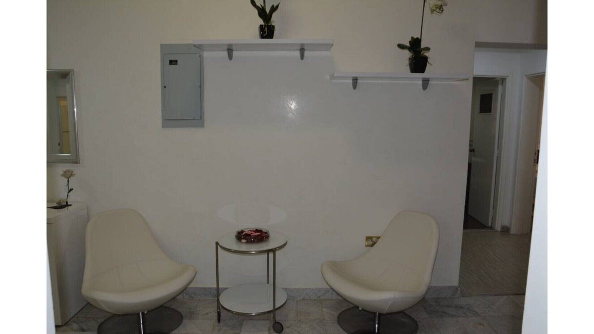 Abu Dhabi Bed & Breakfast | BIG ROOM SHOWER & HANDBASSIN T - D