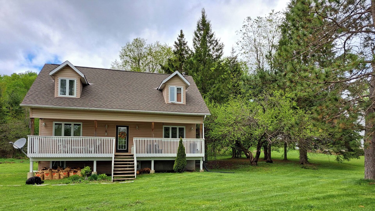 Bancroft House | Big, rustic cottage with all the amenities. Pet Friendly! Jet tub! Fire Pit!