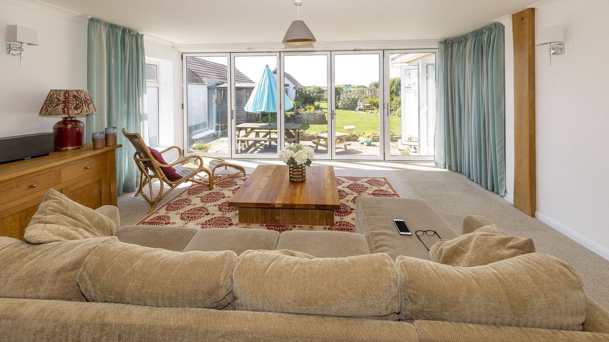 Bridport House | Big Sky-2 min walk Hive Beach Burton Bradstock . Parking Lg Gardens slps 10+ cot