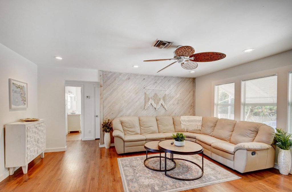 Lake Worth House | Big vacation home with POOL, BBQ - 9min to BEACH