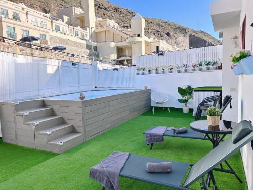 Puerto Rico Apartment | Big Villa Puerto Rico streetfront with private saltwater jacuzzi pool, BBQ, kitchen & 3 terraces near shopping center