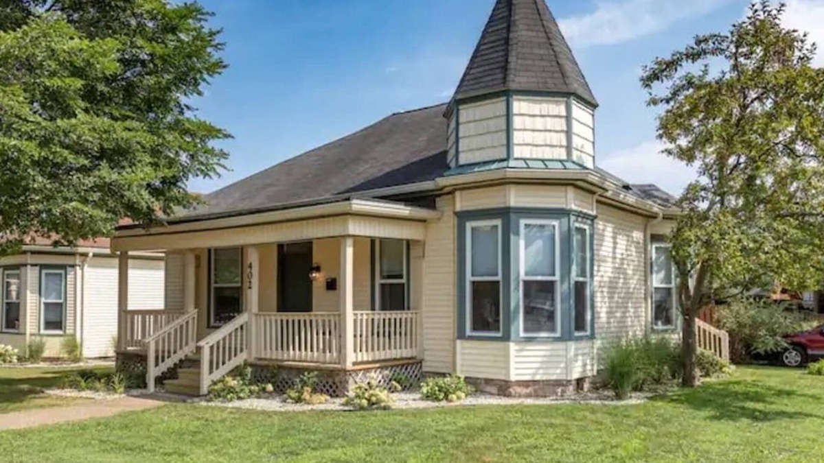 Bloomington House | Big Woods BNB! 402-4BR/2BA