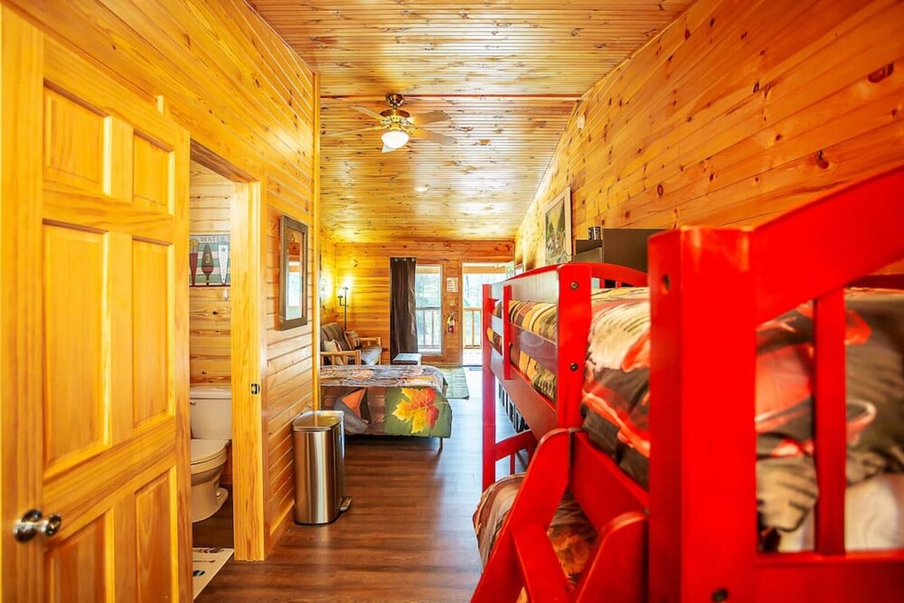Benton Cabin | Bigfoot Lodge Room Two - Mountain Getaway