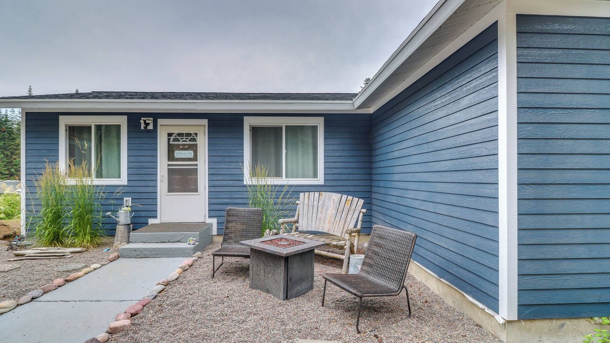 Bigfork Cottage | Bigfork Cottage w/Hot Tub ~ 6 Mi to Flathead Lake