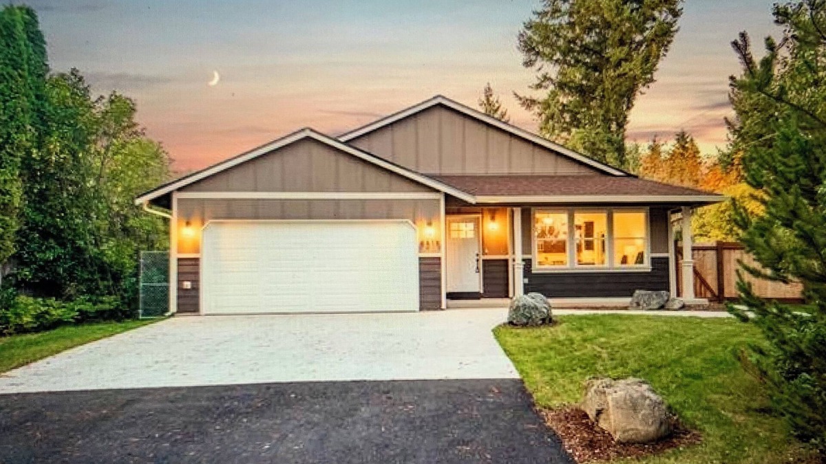 South Hill House | Bigger than it looks! Newer 3 bedroom & 2 bath Rambler @ nature & conveniences