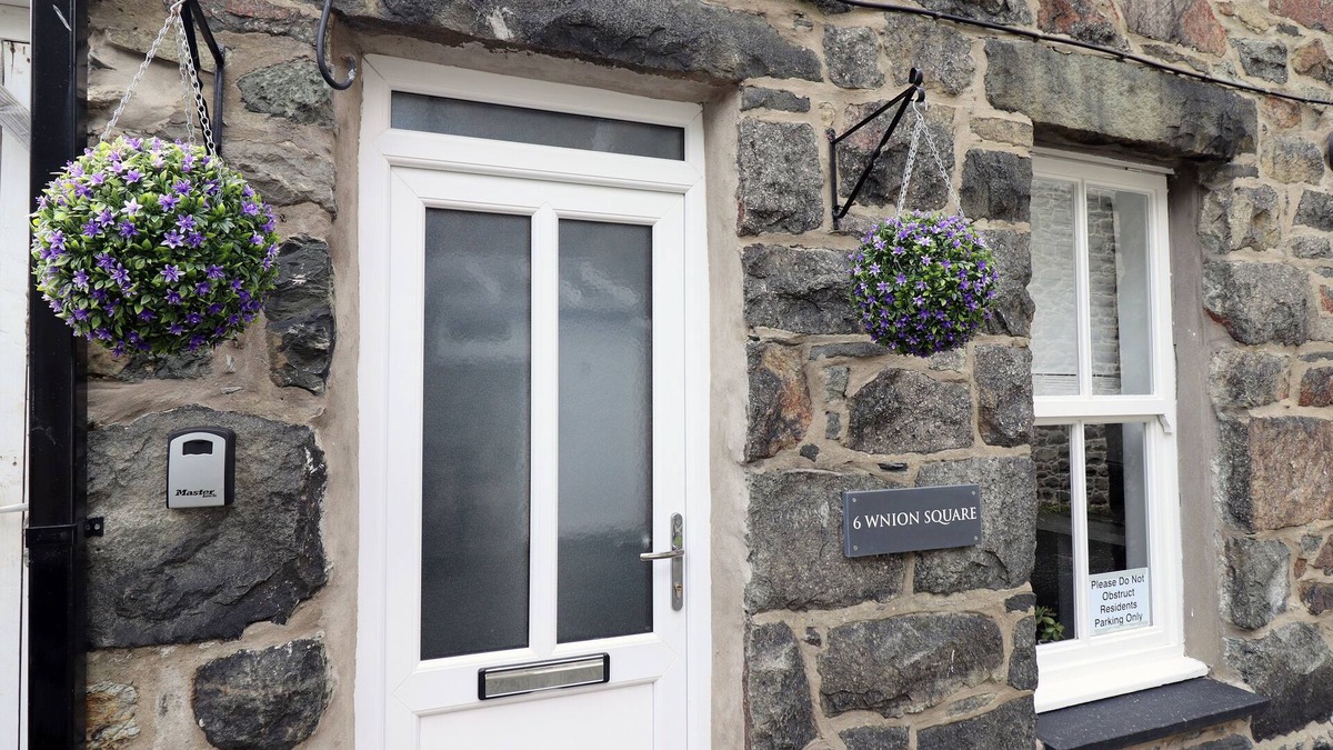 Dolgellau House | Bijou House Perfect for 2 people, no pets.