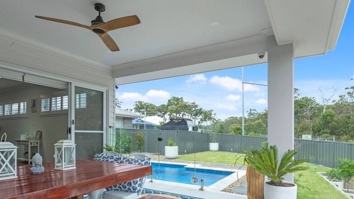 Vincentia House | Bikinis and Martinis Spectacular with 3pm checkout