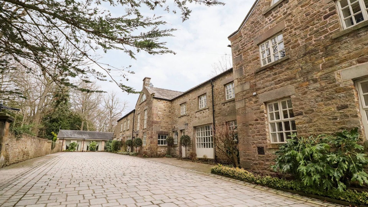 Dolphinholme Cottage | BILBO, pet friendly, with a garden in Lancaster