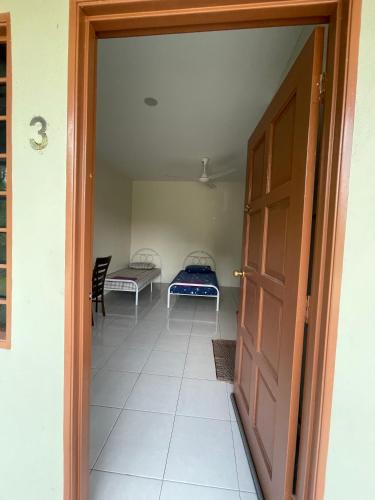 Gua Hotel | Bilik 3 Katil Single Aircond Pekan