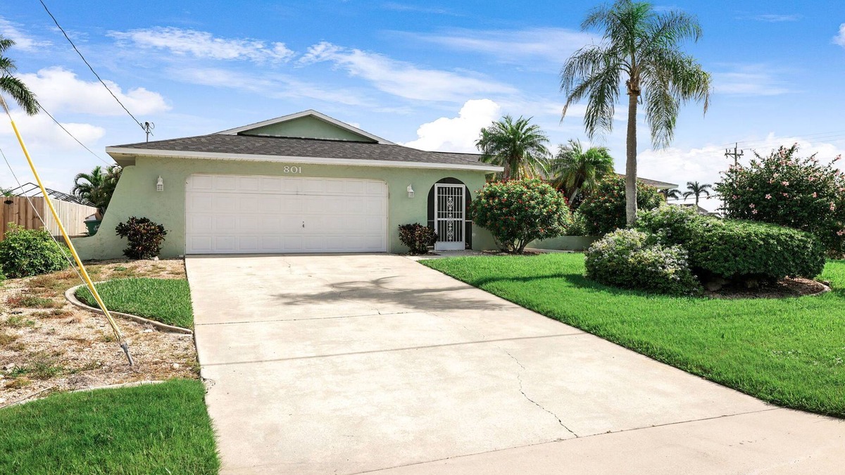 Pelican House | Billiards and Poolside Bliss Centrally located in SE Cape Coral, Pet Friendly!