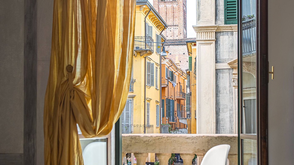 Citta Antica Apartment | Billie's Flat RED - art & design apt in Verona historic centre