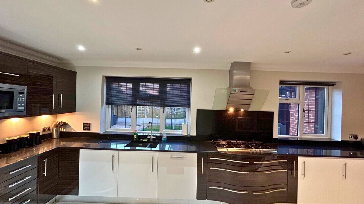 Binfield Ski Chalet | Binfield: Beautiful Five Bedroom (Three Bath) House