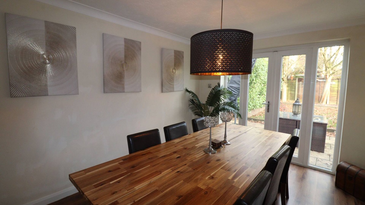 Binfield Ski Chalet | Binfield: Spacious Spectacular Four Bedroom House