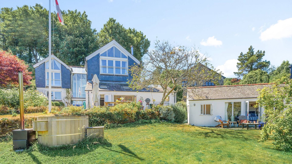 Dittisham Apartment | Binham Cottage is a well-appointed and generous house sleeping 11 guests