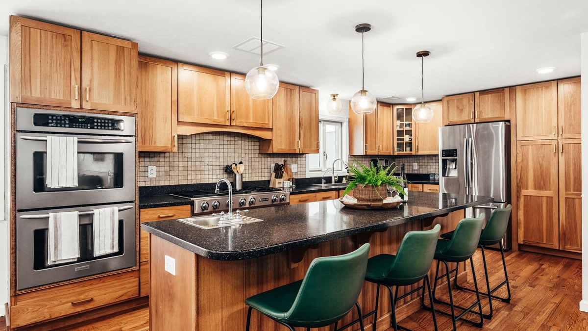 Suttons Bay House | Birch House-Family friendly home with shared beach
