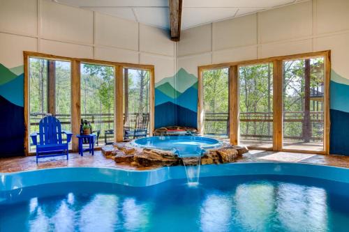 Gatlinburg House | Birch Lodge by AvantStay Indoor Pool Theater Game Room Stunning Views