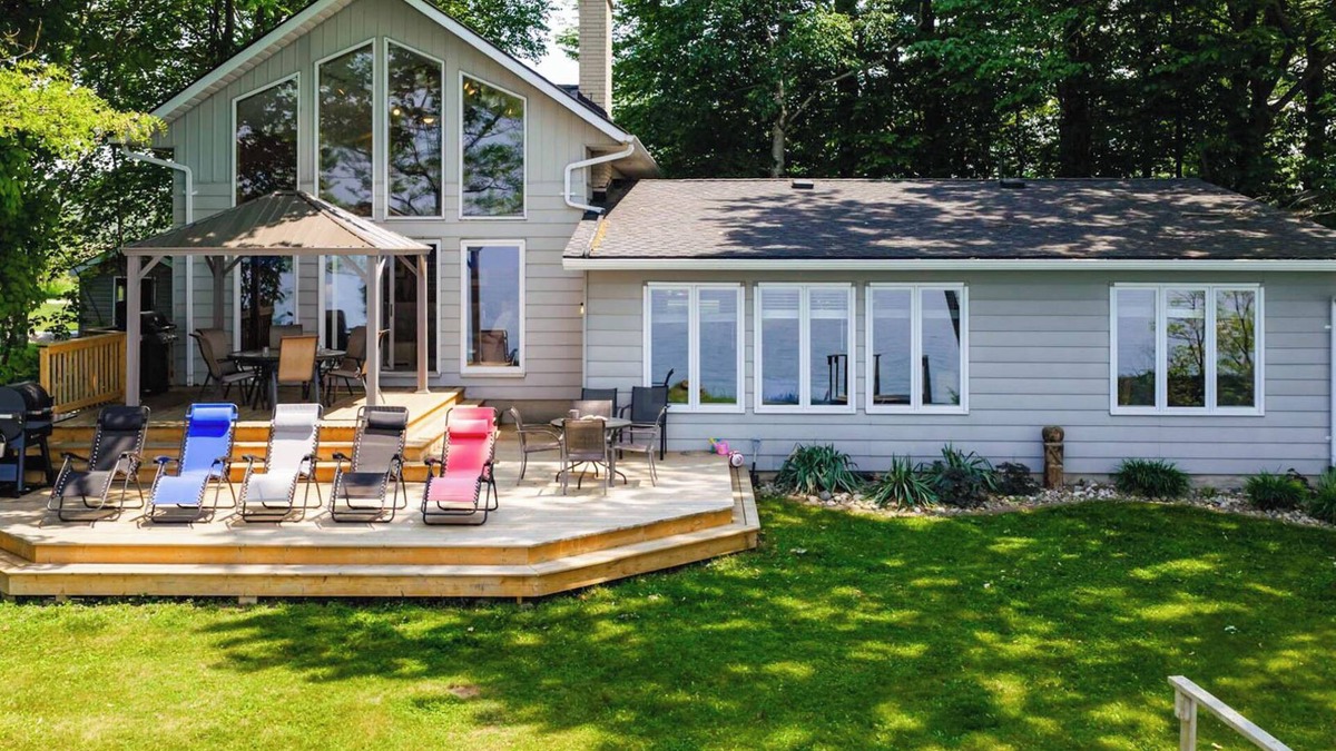 Central Huron Cottage | Birchcliff-Lakefront View King bed Central Air AC