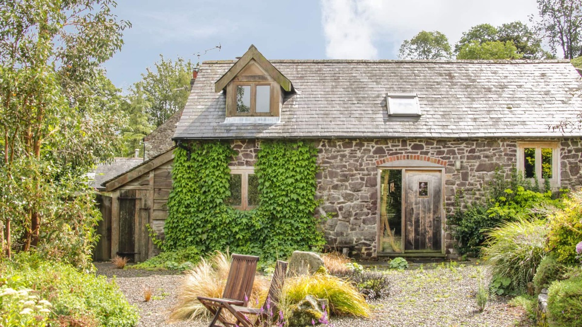 Pontesbury House | BIRCHOPE BYRE, family friendly, character holiday cottage in Wentnor