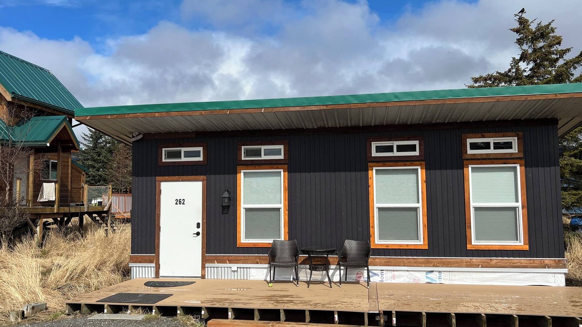 Nikolaevsk Cottage | Bird and Beach Guesthouse- beachfront studio cottage in Old Town Homer