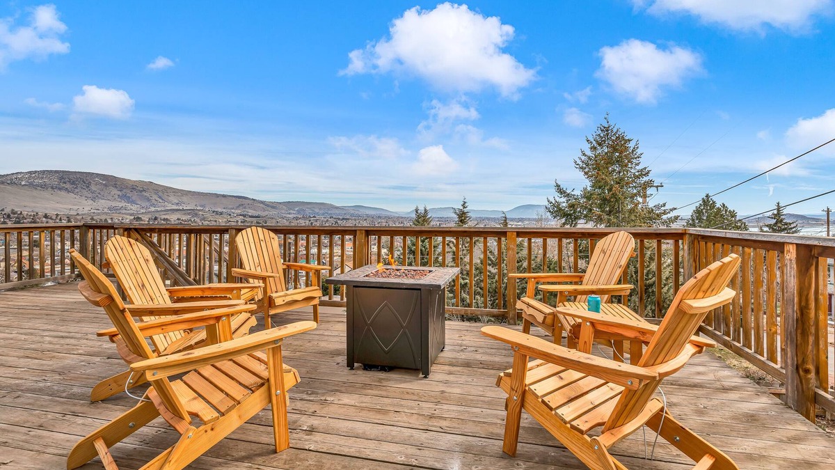 Downtown Klamath Falls House | Bird’s Eye View: Spacious Home w/Hot Tub, King Beds & Gorgeous Views