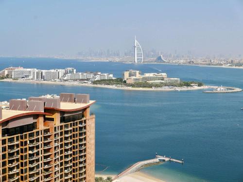 Palm Jumeirah Apartment | Bird's-eye view studio PalmTower
