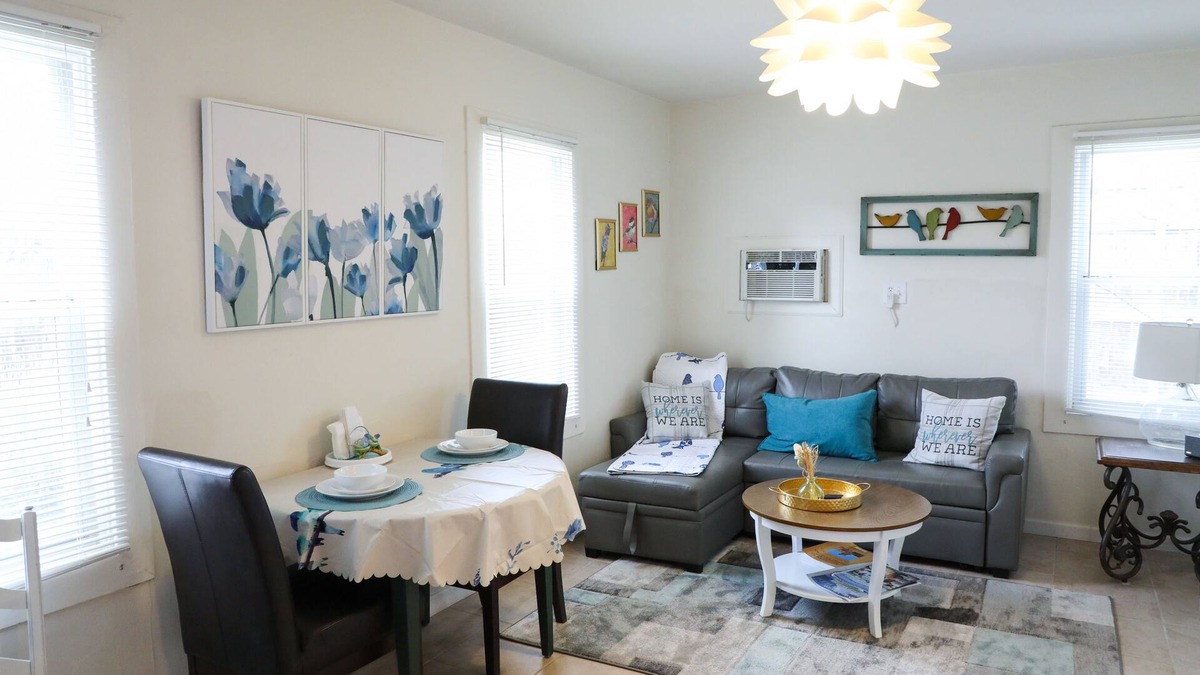 Raynolds Addition House | Birdhouse Casita min to DT/Private Parking