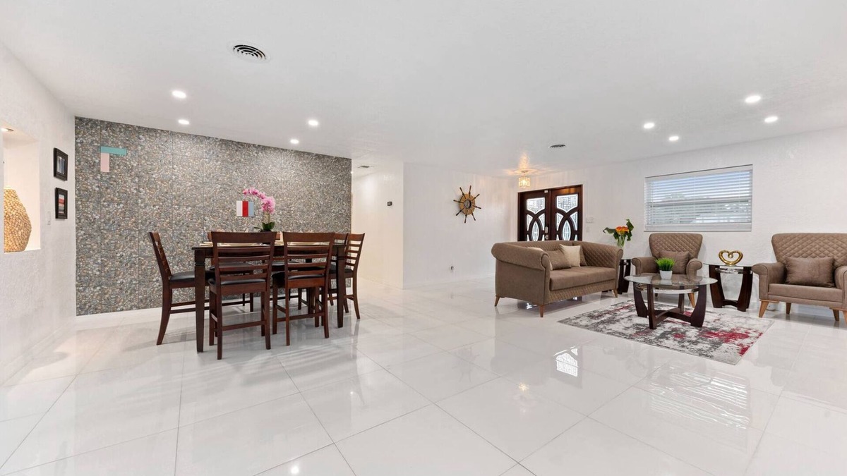 Palm Beach - West Palm Beach House | Birdie 5 BD, 4 BA, Sleeps12, Jacuzzi, Mini Golf