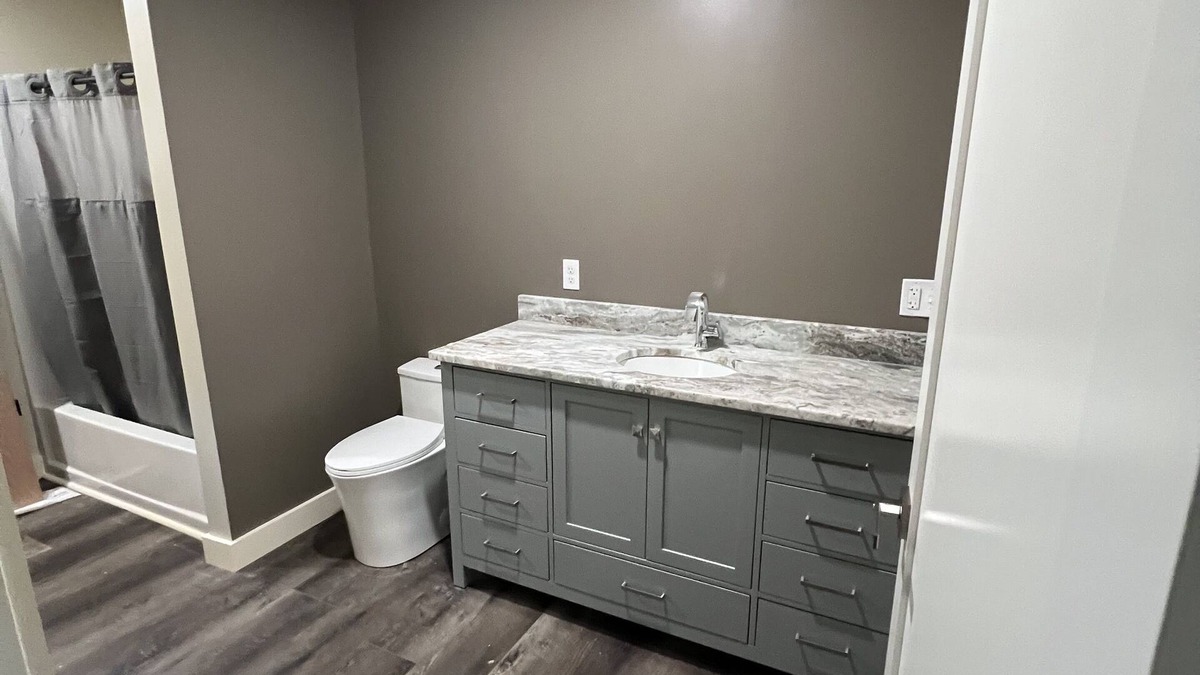 Belfast House | Birds Nest is a beautiful newly built home on Swanlake with 88 ft of deck!