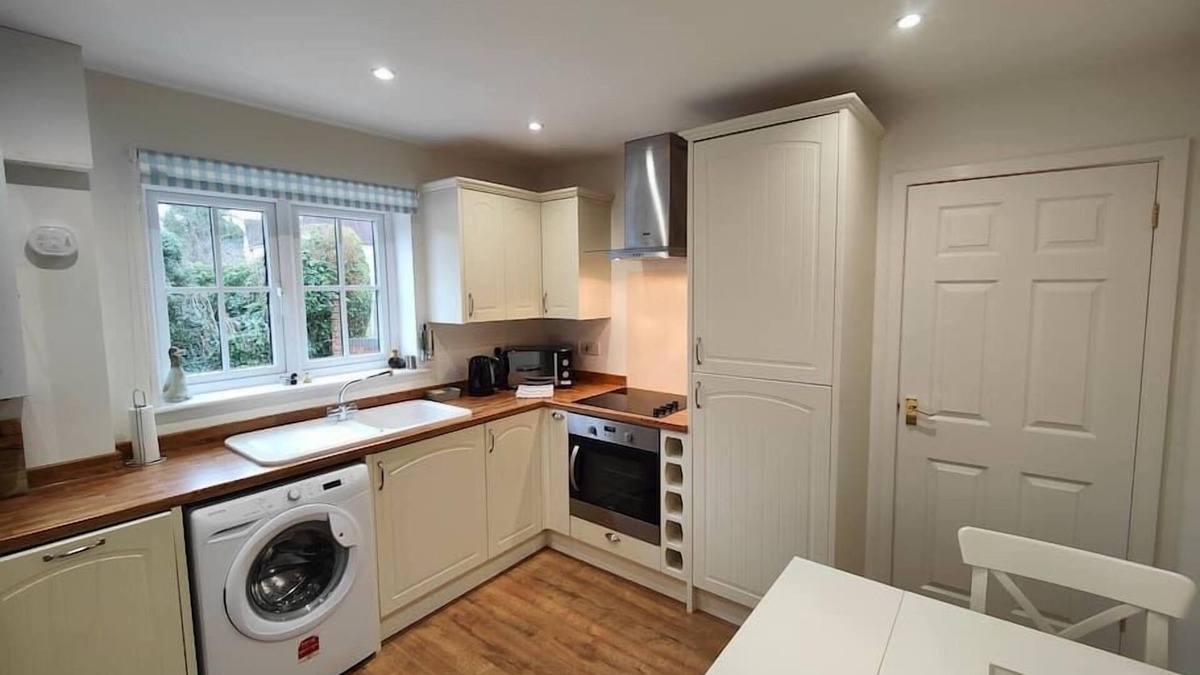 Twyford House | Birdsong Mansion sleeps 12 Twyford Winchester
